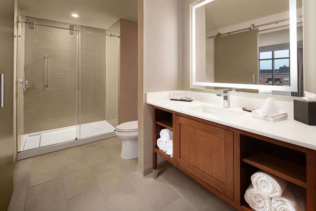 Guest room bath