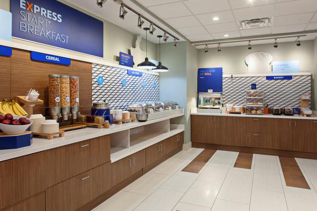 Images Holiday Inn Express & Suites San Antonio North - Windcrest by IHG