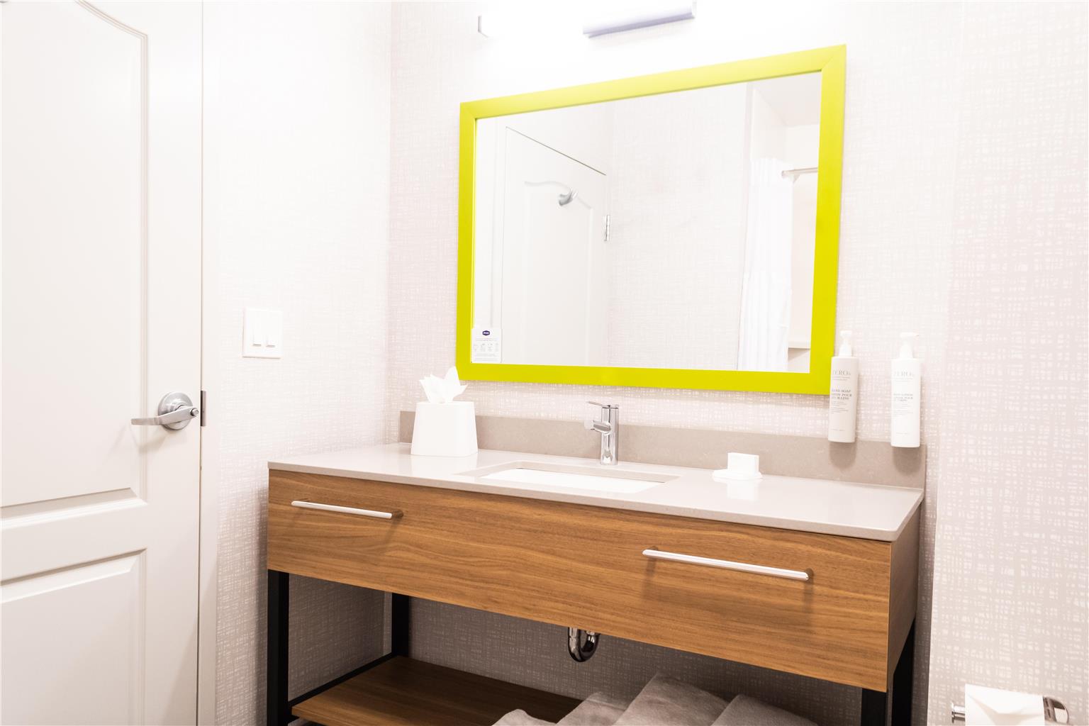Guest room bath 