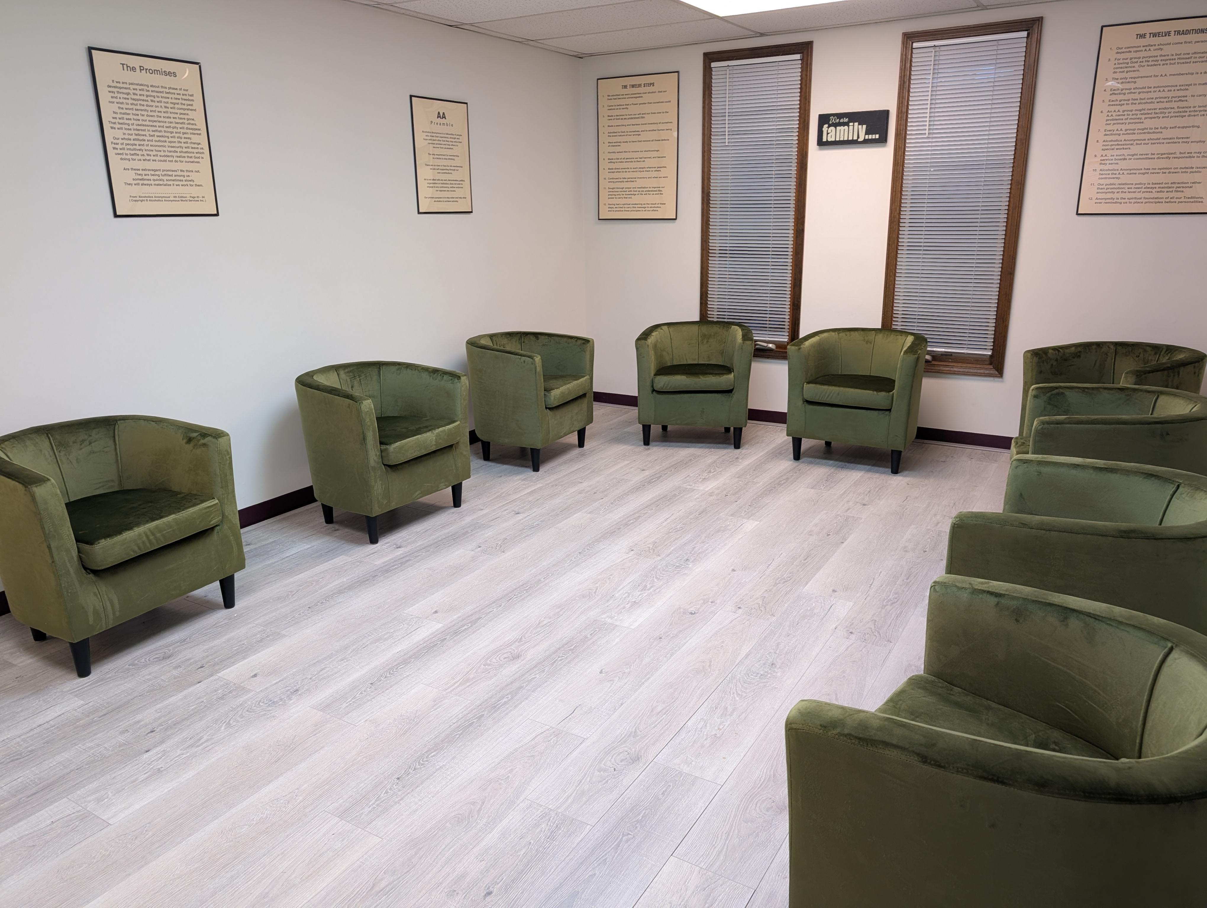 renova-recovery-clean-group-therapy-room-brick-nj.webp