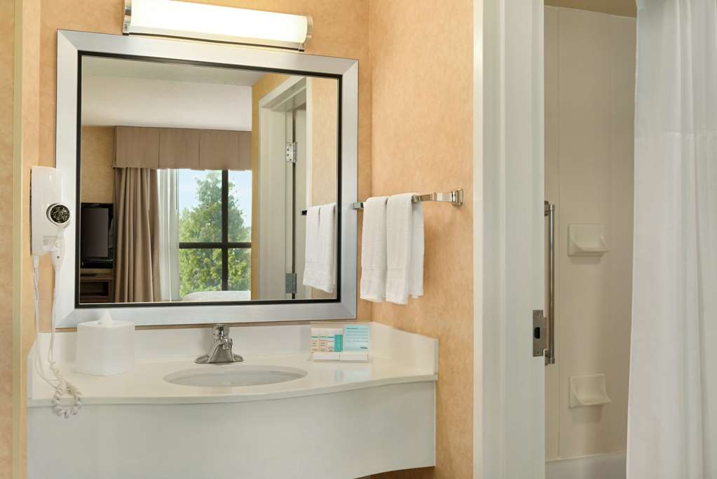 Guest room bath Hampton Inn & Suites by Hilton Langley-Surrey Surrey (604)530-6545