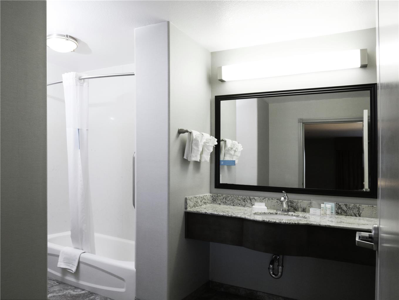 Guest room bath