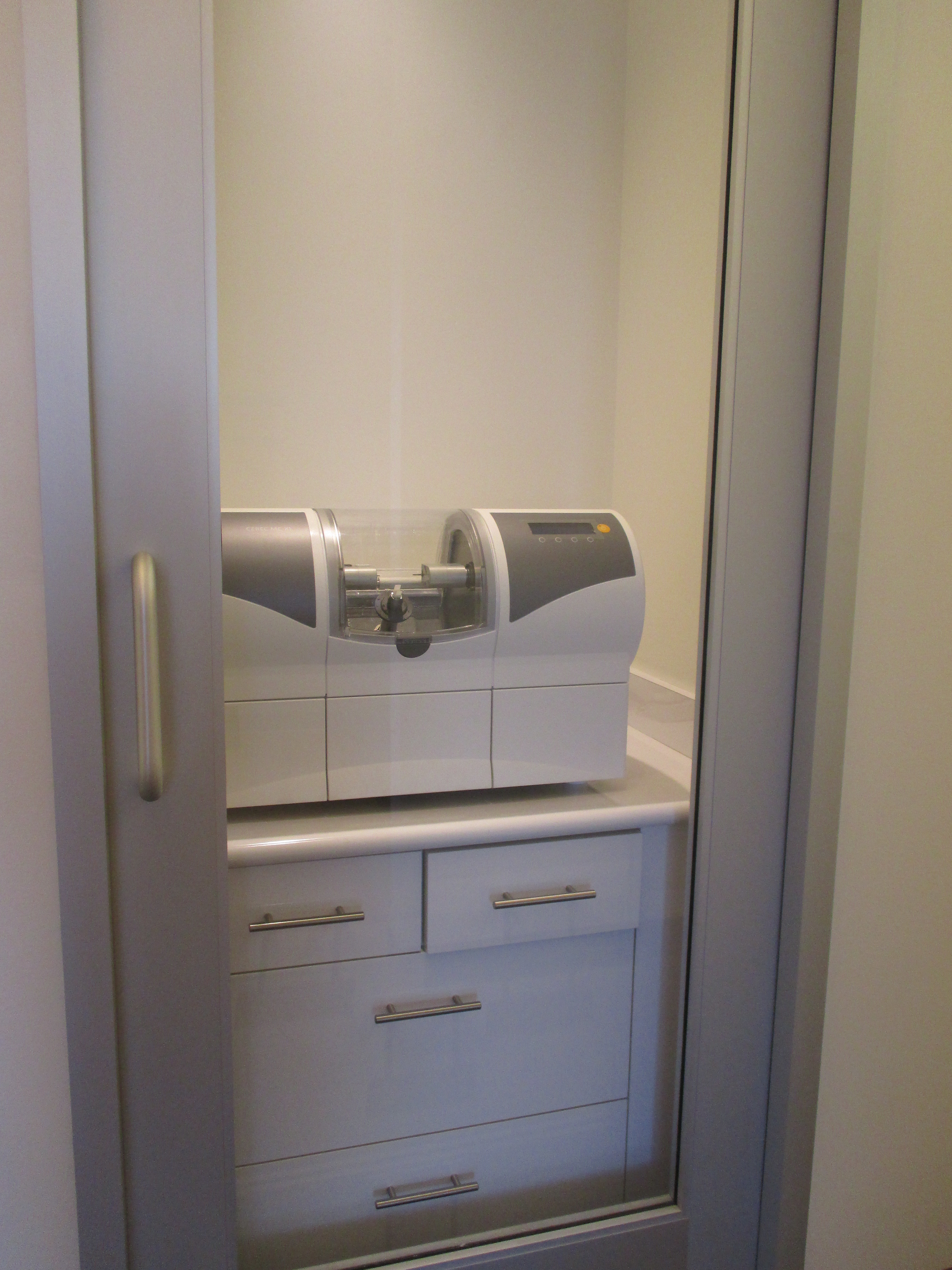 CEREC&reg; CAD/CAM is the epitome
  of Modern Dentistry. It means that in just 2 hours you can have a crown!