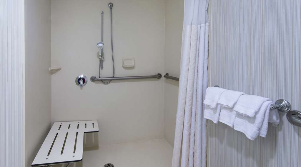 Guest room bath Hilton Garden Inn Macon / Mercer University Macon (478)741-5527