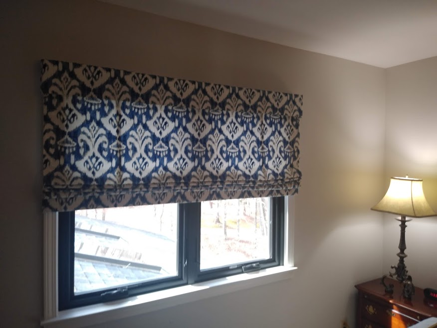 This Roman Shade looks even more beautiful with light filtering in. We are able to cover even large windows with a single shade. In this case, as we mounted onto the window frame, the fabric comes off the back of the headrail so as to provide maximum light blockage for a restful sleep.