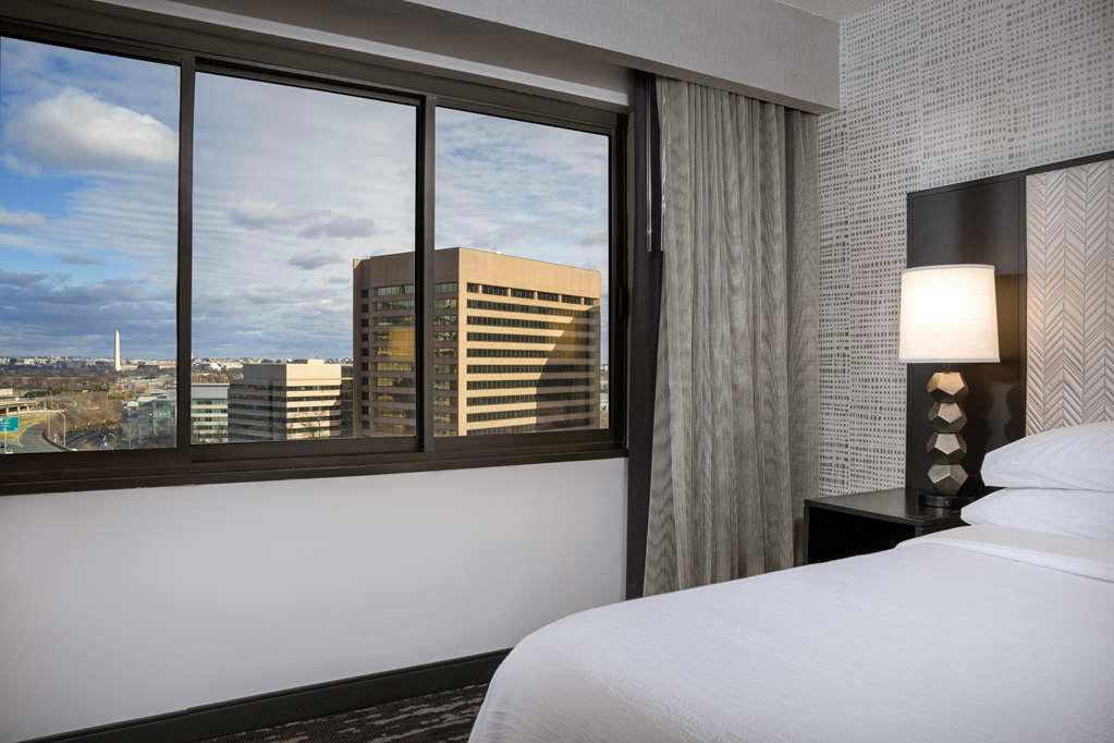 Guest room Embassy Suites by Hilton Crystal City National Airport Arlington (703)979-9799