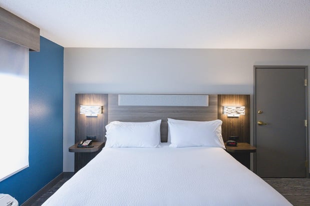 Images Holiday Inn Express & Suites Marquette by IHG