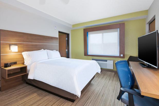 Images Holiday Inn Express & Suites Petoskey, an IHG Hotel