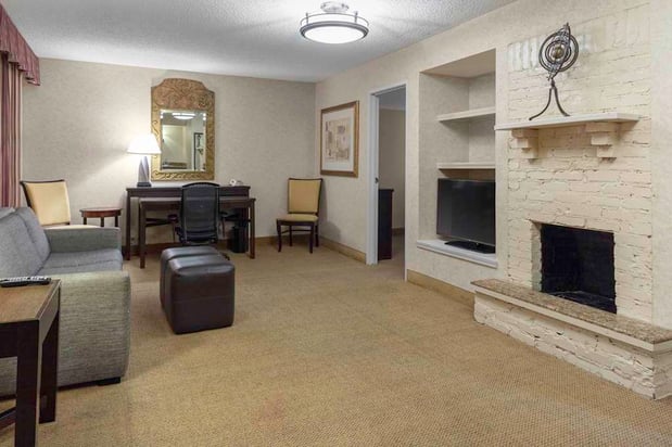 Images Embassy Suites by Hilton Kansas City Plaza
