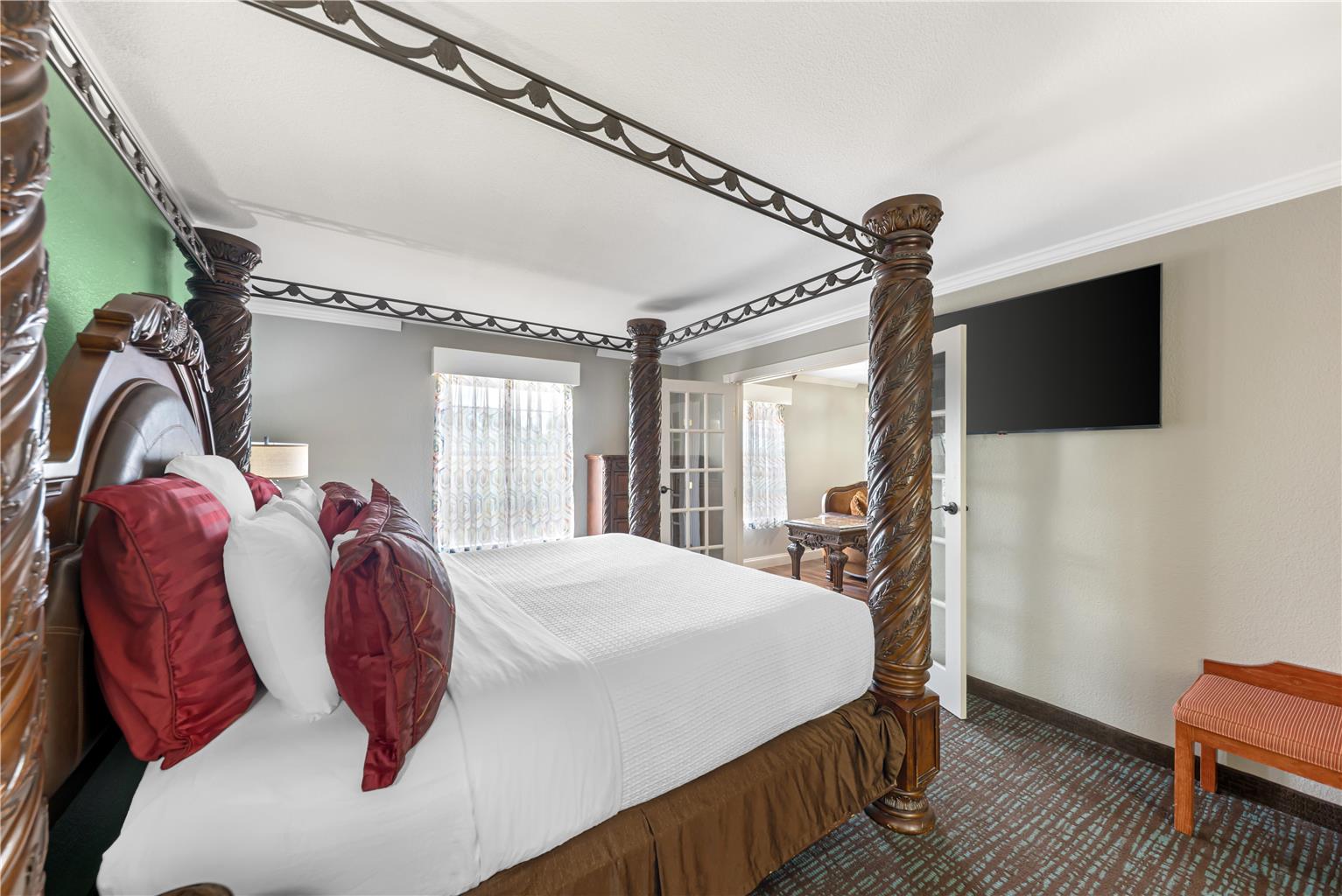 King Suite (Whirlpool and 2 Sofas)