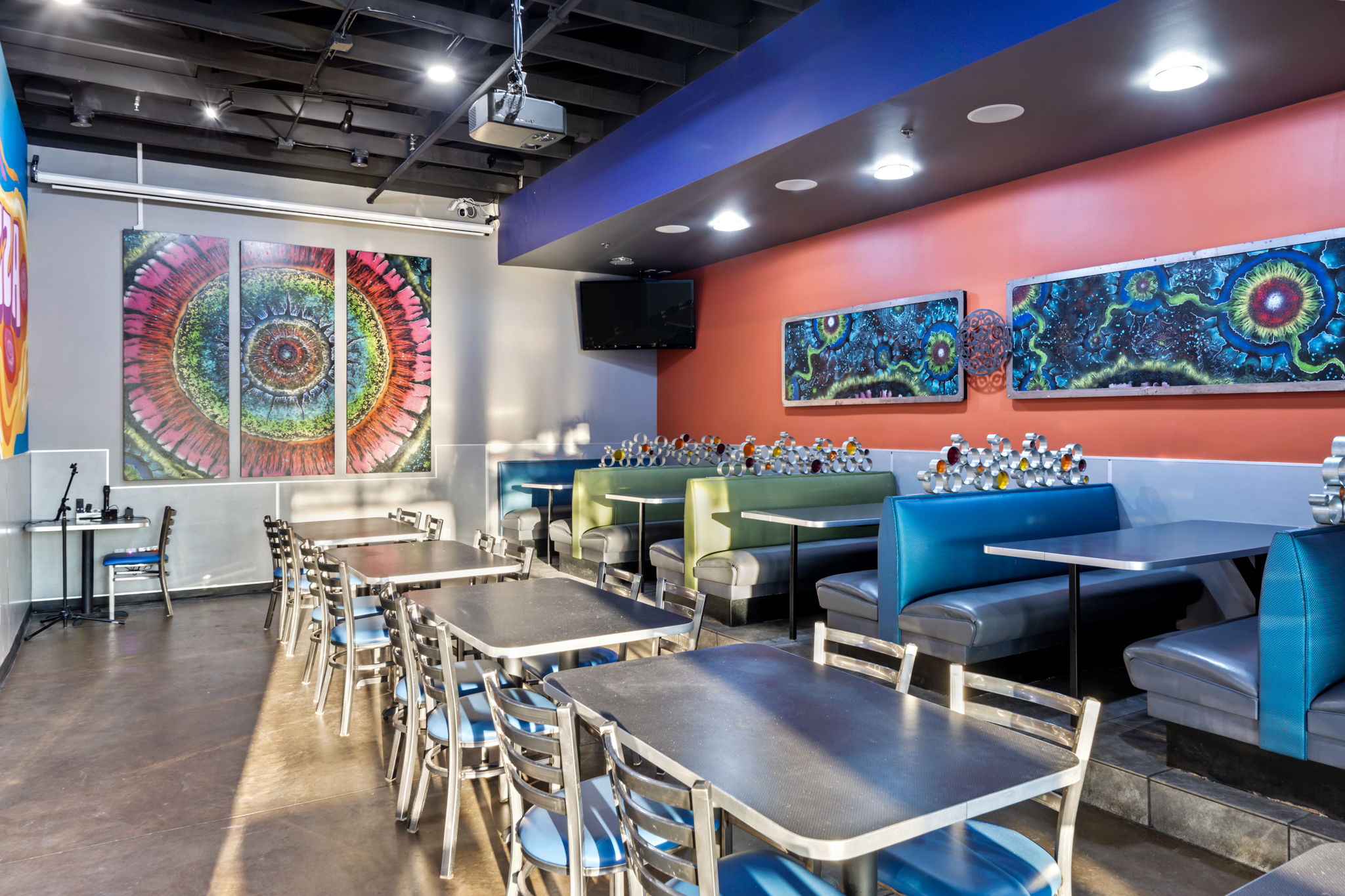 mellow mushroom Arlington dining room and tie dye murals