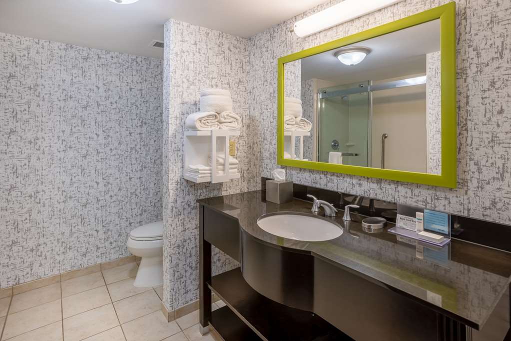 Guest room bath