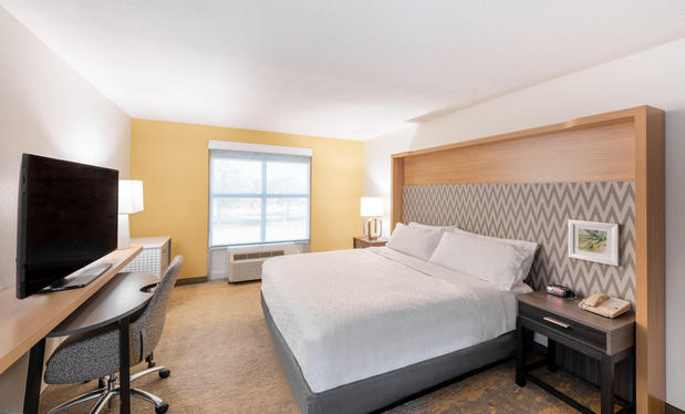 Images Holiday Inn & Suites Orange Park - Wells Rd., an IHG Hotel