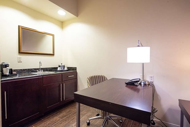 Images Hampton Inn & Suites Rockville Centre