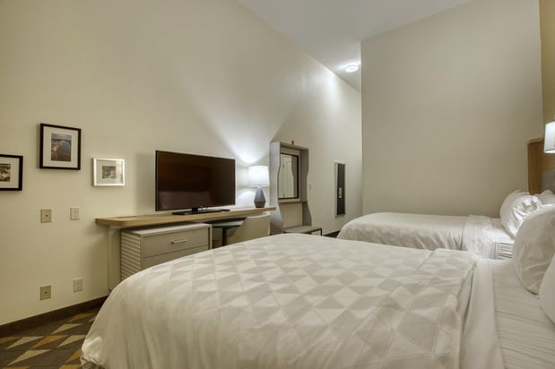 Images Holiday Inn & Suites Madison West - Middleton by IHG