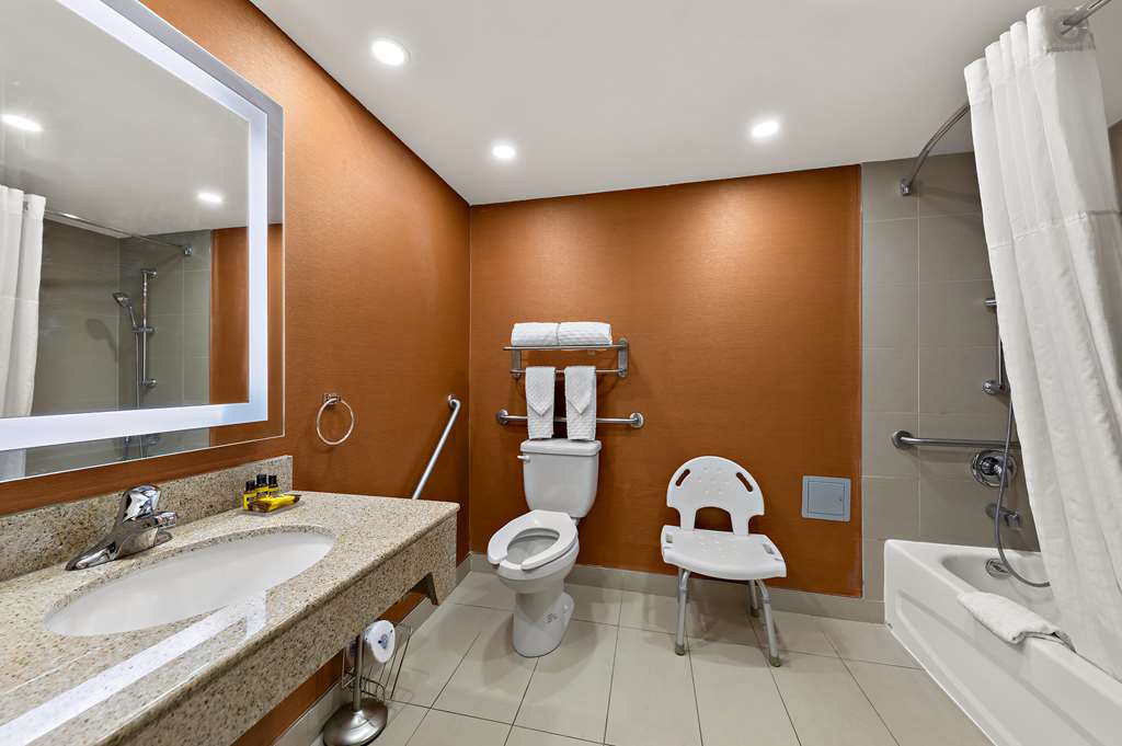 Accessible Bathroom Best Western Plus Toronto North York Hotel & Suites Toronto (416)663-9500