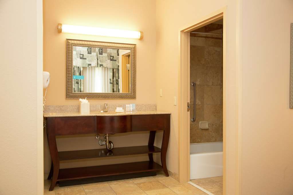 Guest room bath