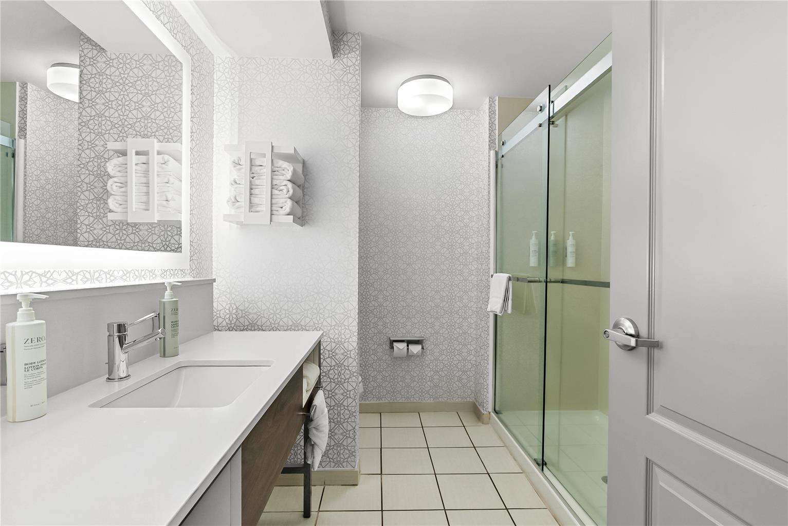 Guest room bath