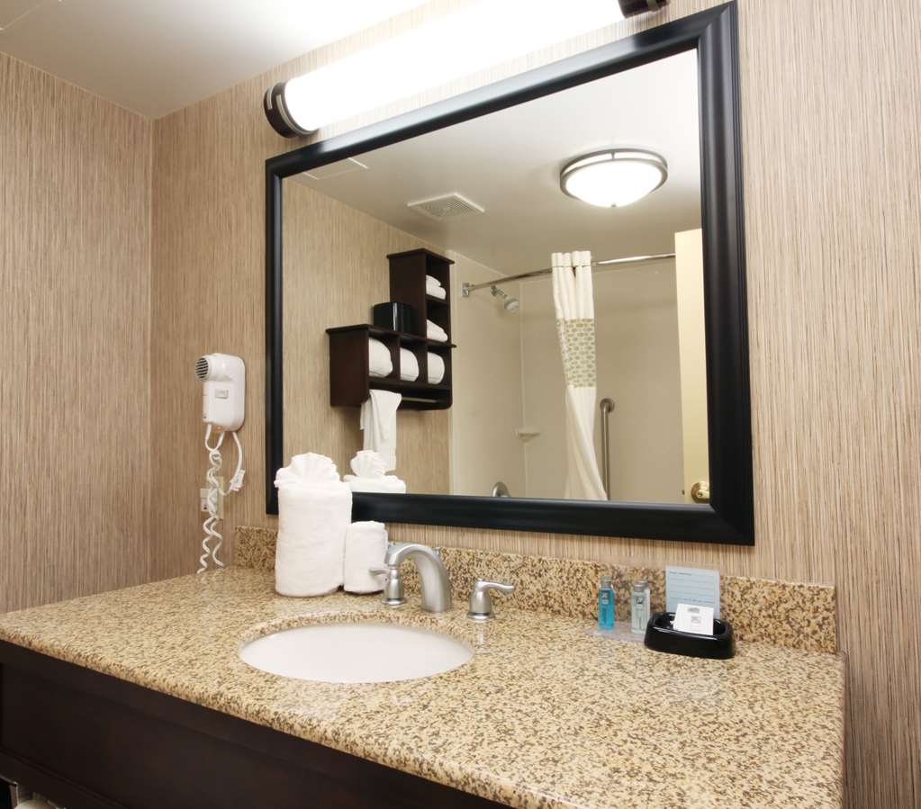 Guest room bath
