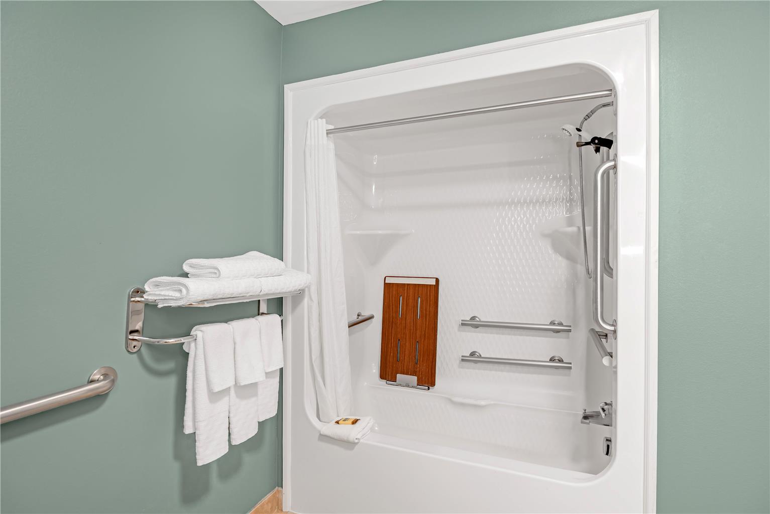 ADA - 1 King Bed w/ Bathtub