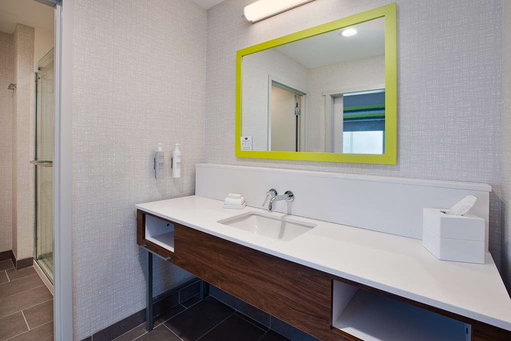 Guest room bath