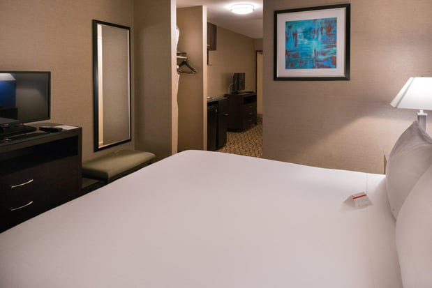 Images Holiday Inn Express & Suites Pasadena - Los Angeles by IHG