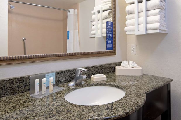 Images Hampton Inn & Suites Bakersfield/Hwy 58, CA