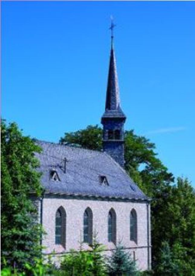In Bodenheim kleine Kirche von 1888 mit ca. 100 Sitzplätzen, künstlerisch neu ausgestaltet 2007, drei Buntglasfenster im Chorraum.