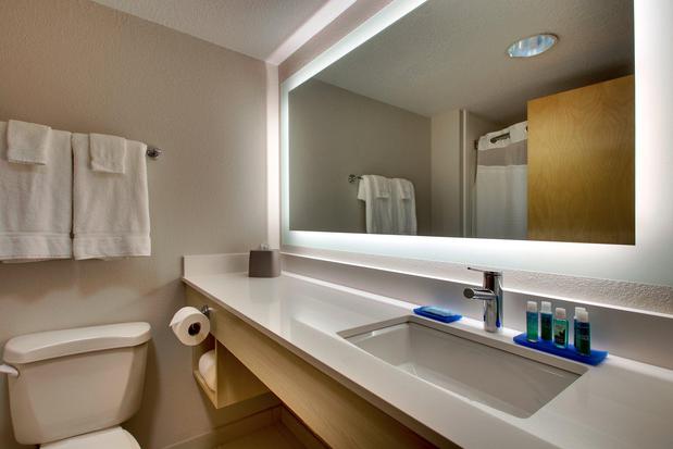 Images Holiday Inn Express & Suites Cedar Rapids-I-380 @ 33rd Ave by IHG