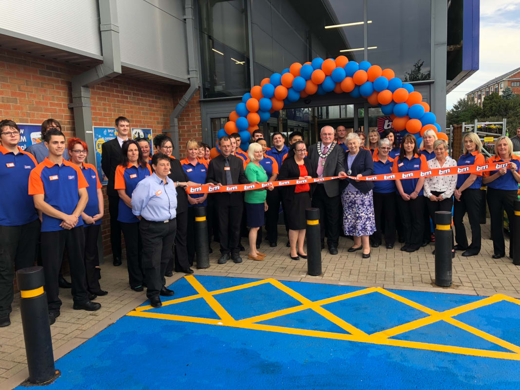 B&M's newest store opened on Wednesday morning (12th September 2018) in Whitchurch, with the help of special guests Diane Tew - a volunteer with brain-injury charity Headway - and the local mayor.