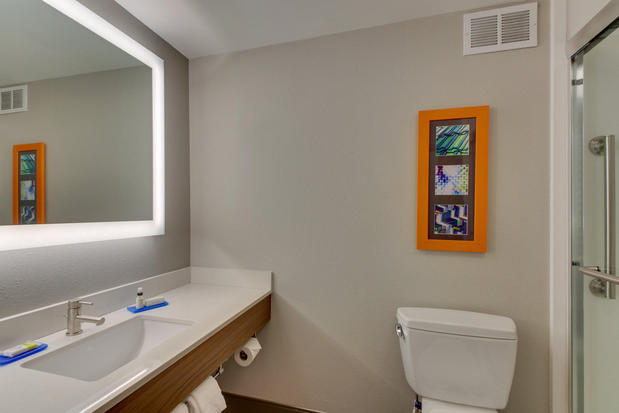 Images Holiday Inn Express & Suites Atlanta N-Perimeter Mall Area by IHG