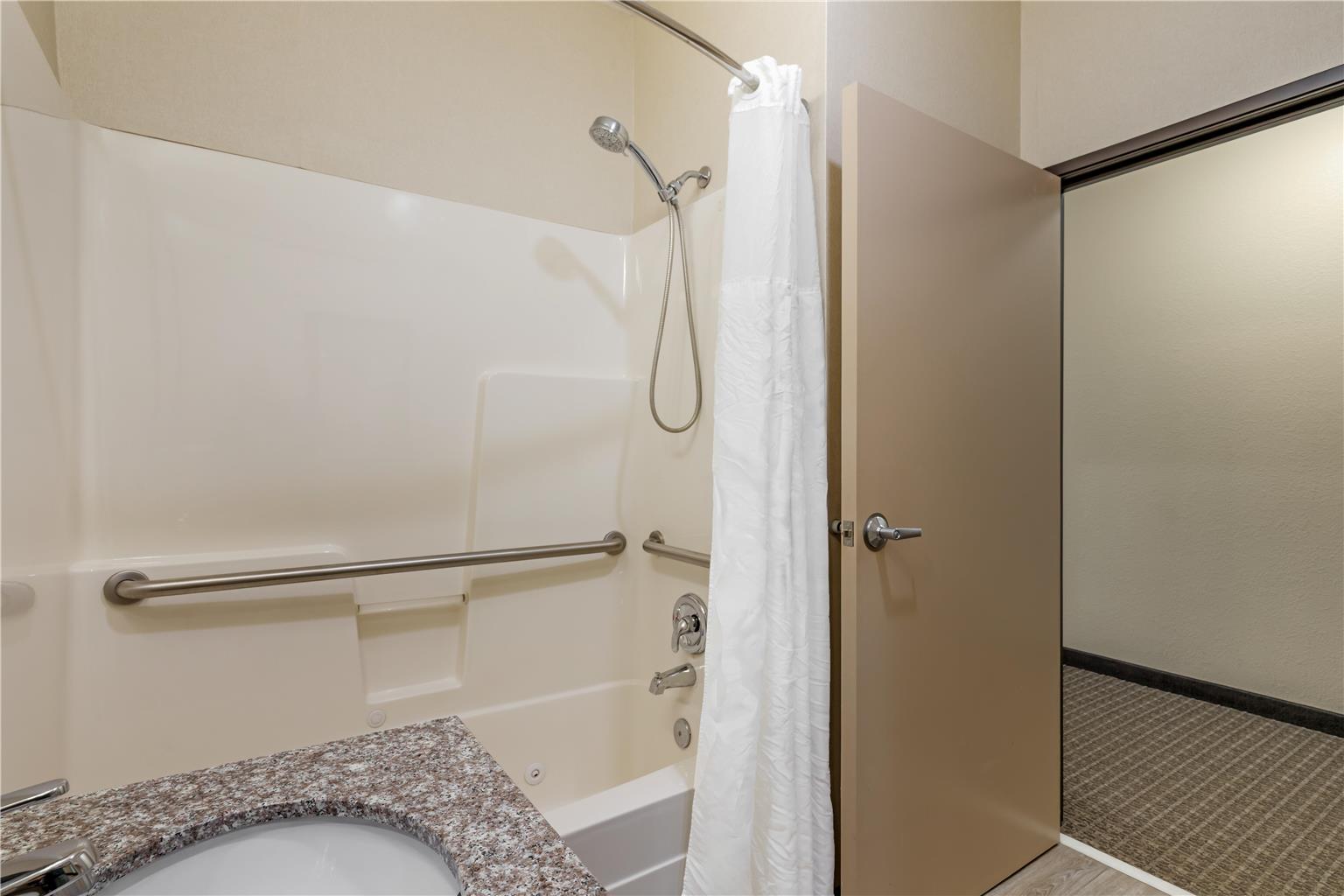 ADA - 1 King Bed w/ Bathtub