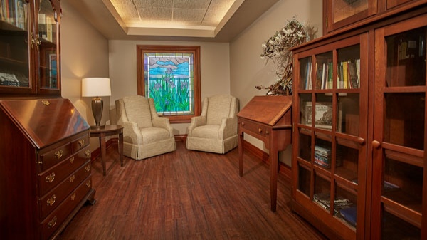photo of the library at Aspirus Hospice House