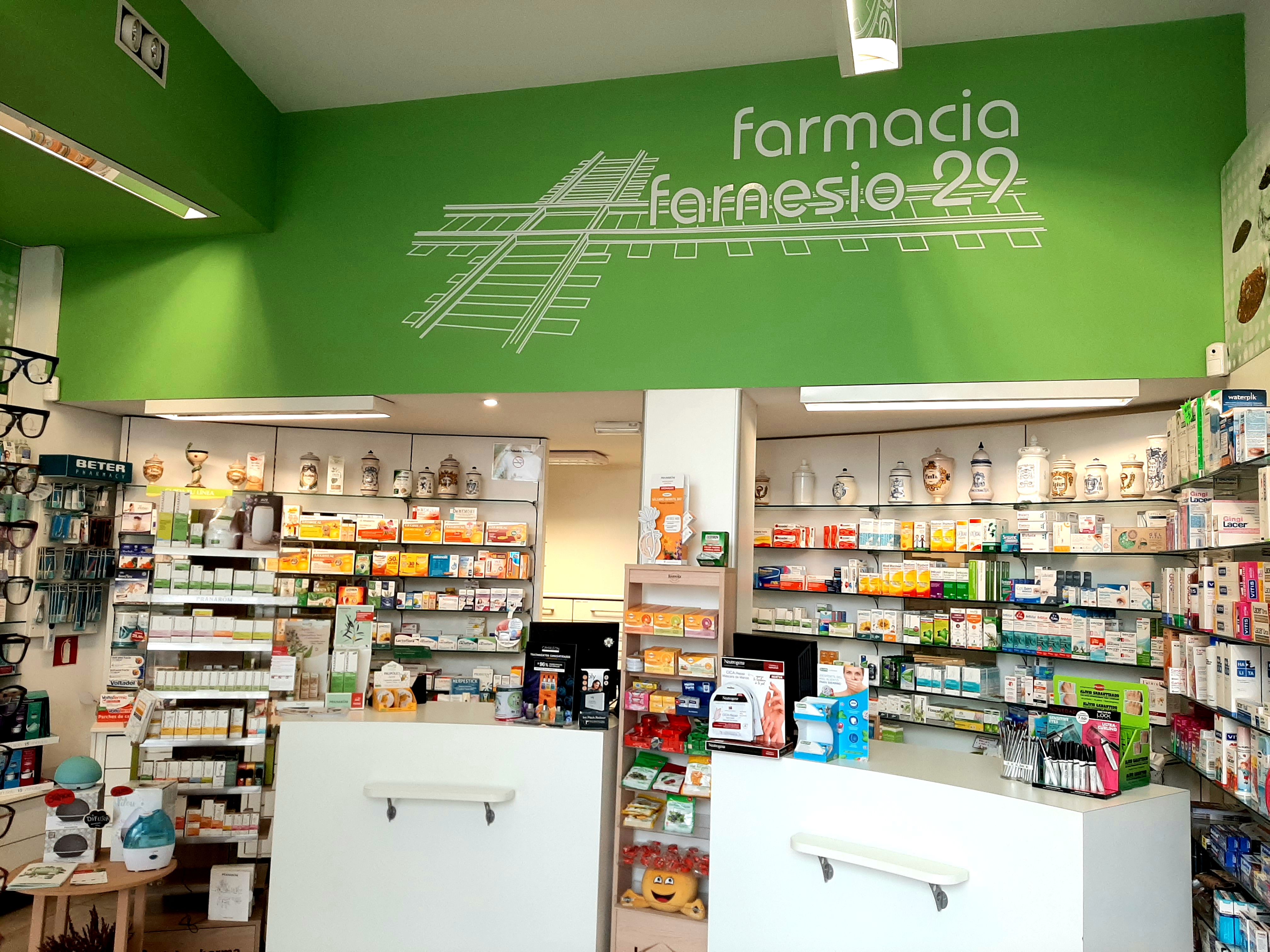 Foto de Farmacia farnesio 29 (Lda. Basilia Illana Fernández)