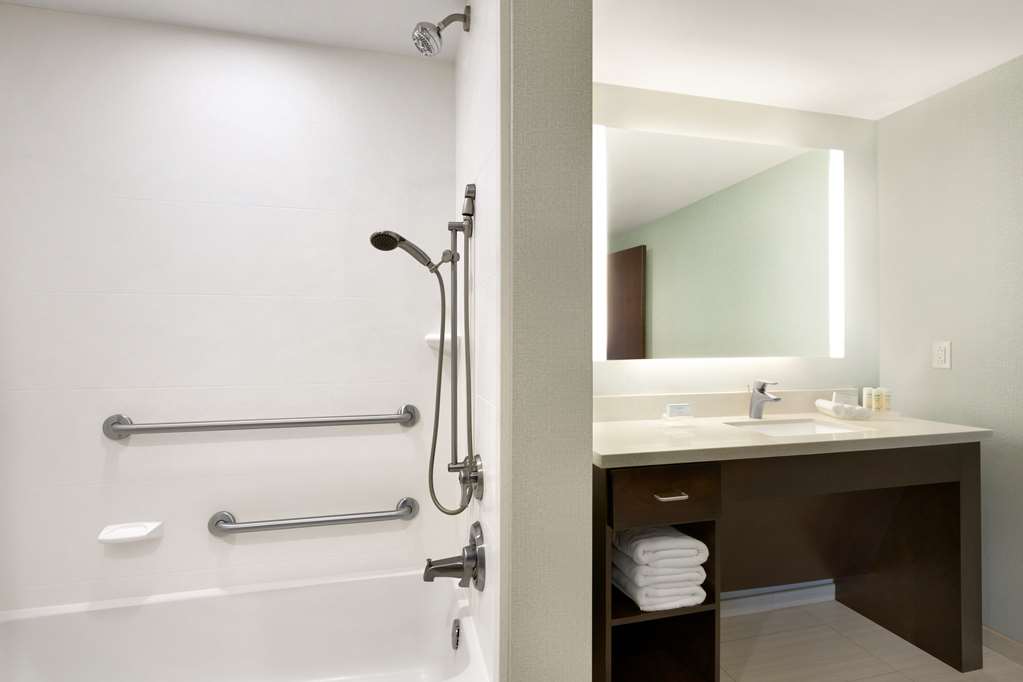 Guest room bath