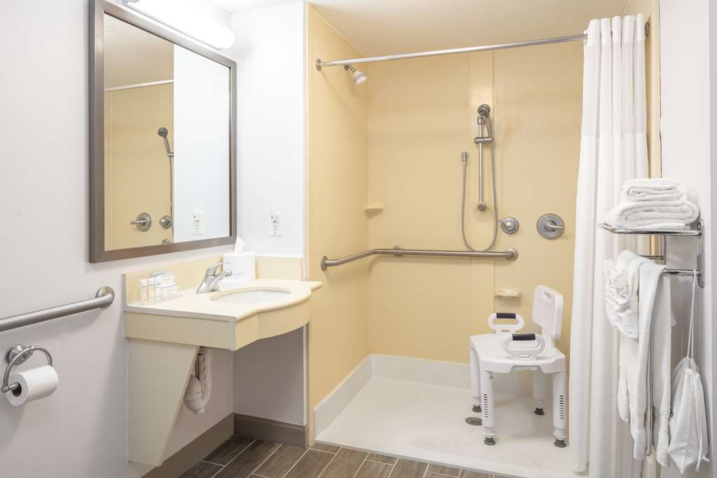Guest room bath