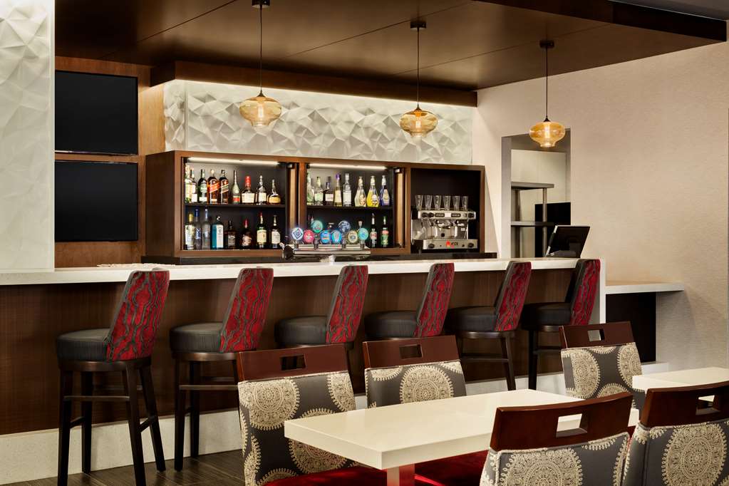 BarLounge DoubleTree by Hilton Hotel Toronto Airport West Mississauga (905)624-1144
