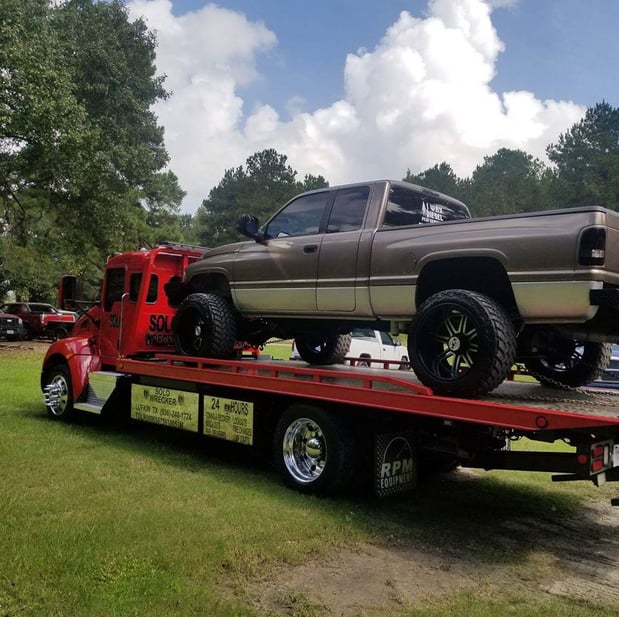 Images Solo Wrecker Service