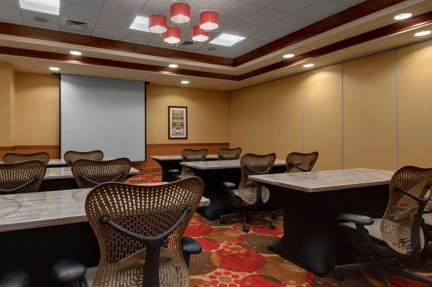 Images Hilton Garden Inn Milwaukee Airport