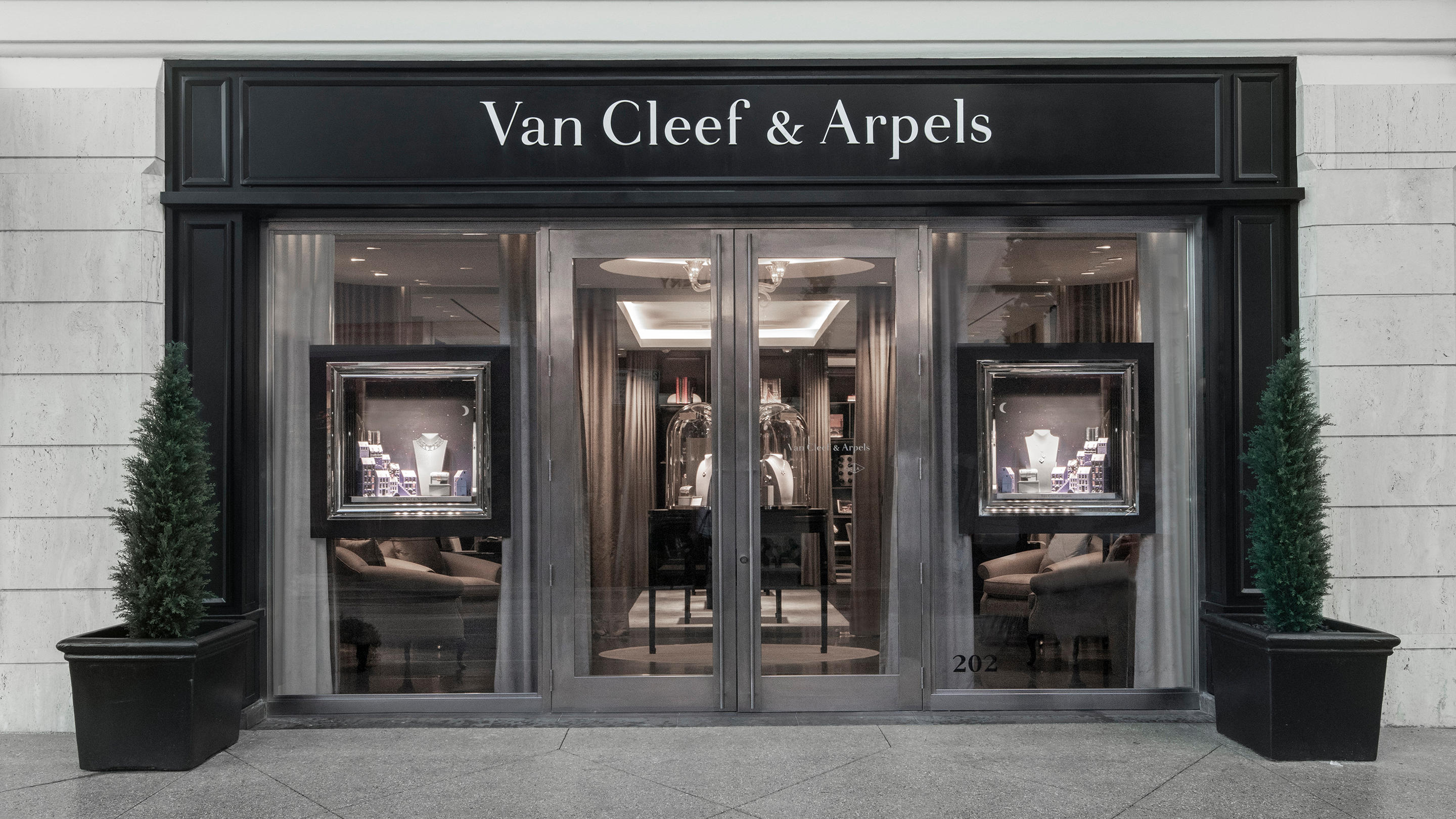 Image 2 | Van Cleef & Arpels (Palm Beach - Worth Avenue)