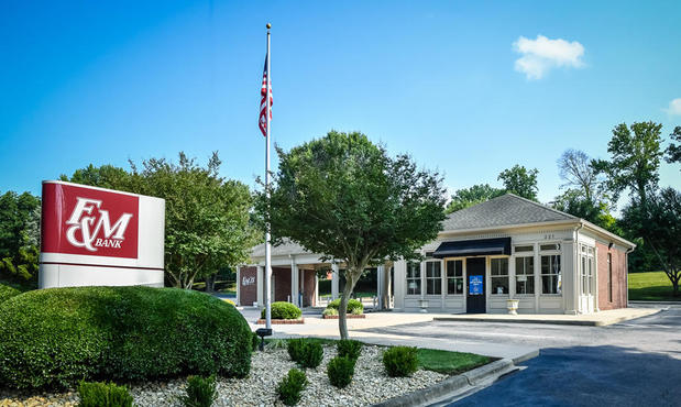 Images F&M Bank – Statesville Boulevard Drive-Thru Office