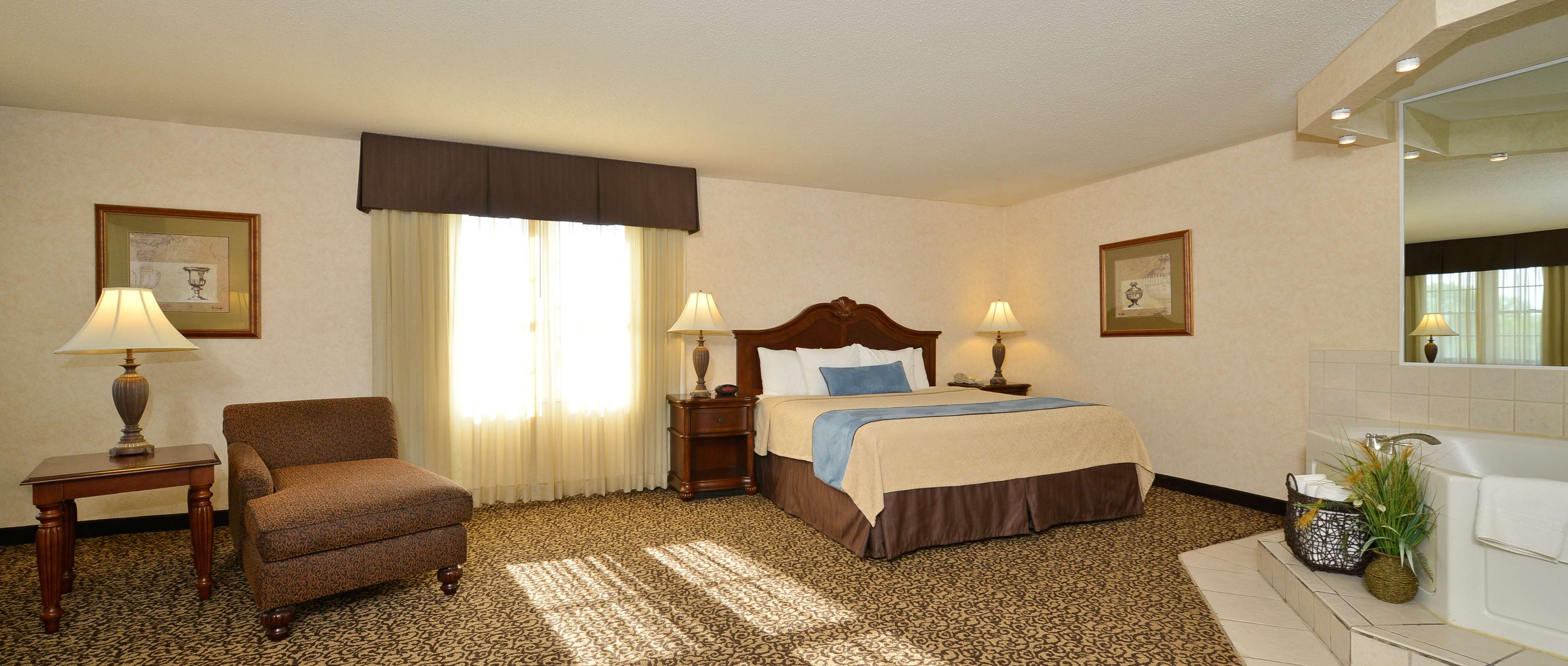 Best Western Plus Steeplegate Inn in Davenport, IA (Hotels & Motels