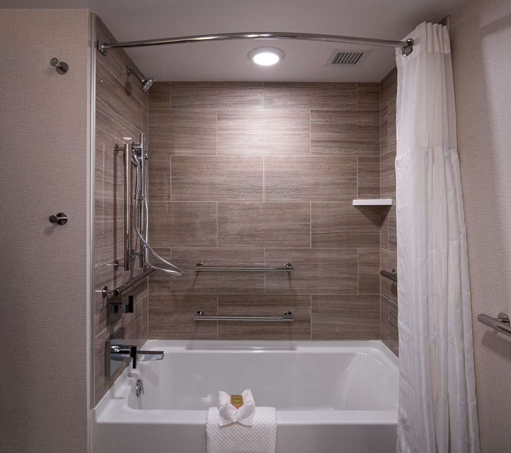 Guest room bath DoubleTree by Hilton Madison East Madison (608)244-4703
