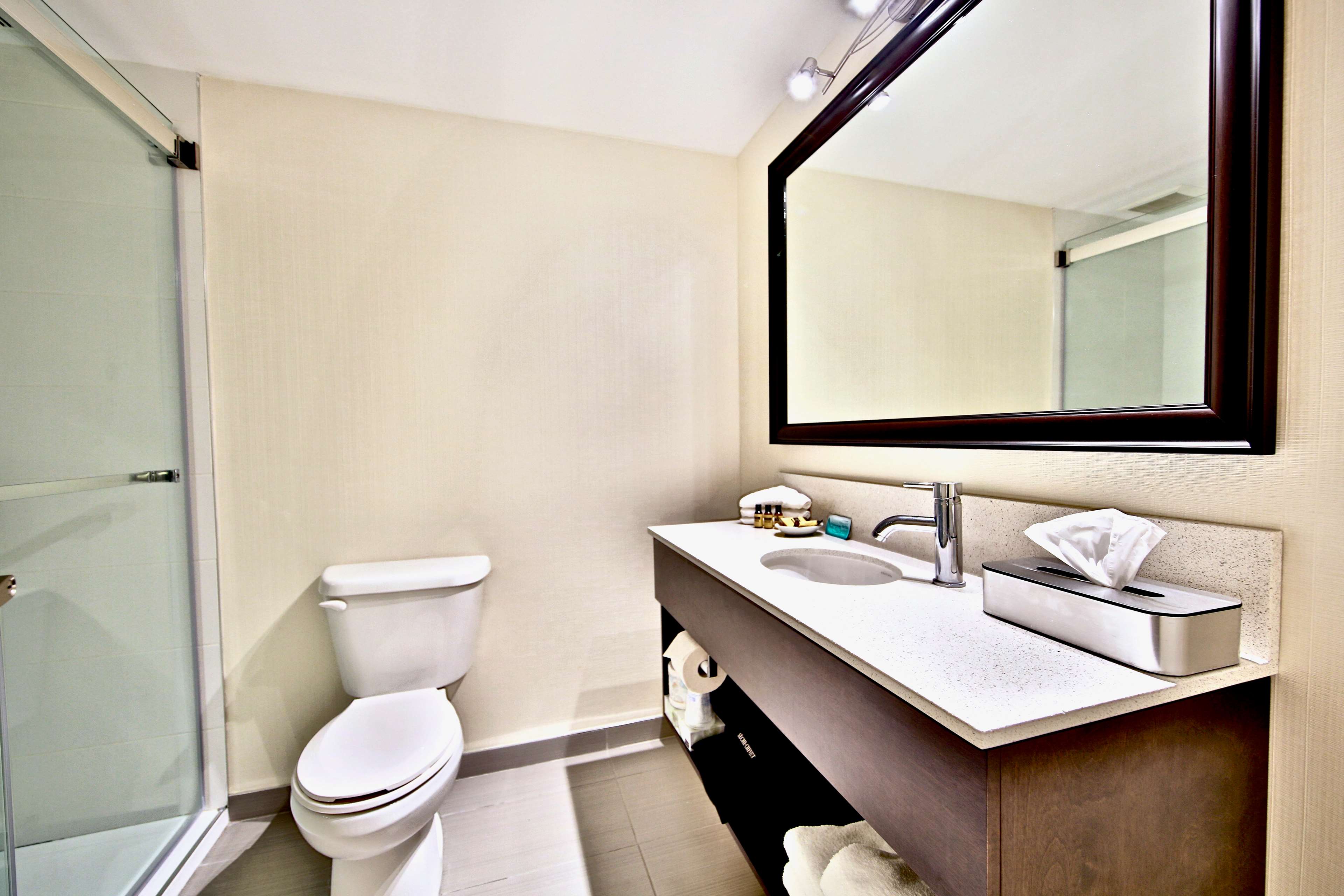 Bathroom - King Best Western Plus Montreal Downtown-Hotel Europa Montreal (514)866-6492