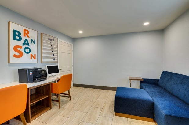 Images Holiday Inn Express & Suites Branson 76 Central by IHG