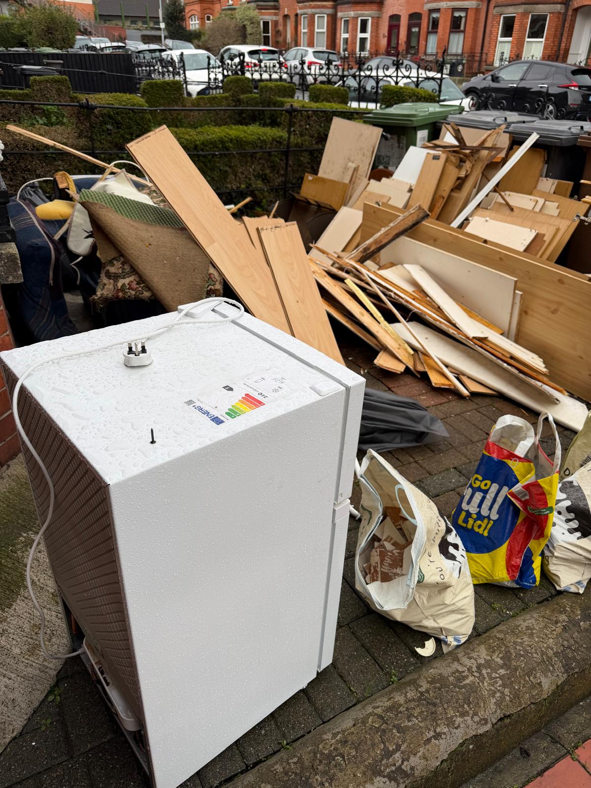 Residential Rubbish Removal, Commercial Waste Removal, Garden Waste Clearance, Construction & Renovation Waste Removal, Attic, Garage & Shed Clearance, Tree Removal & Green Waste Recycling