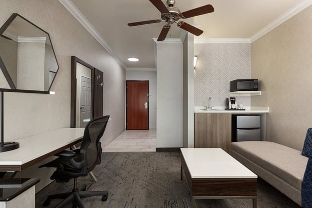 Images Holiday Inn Express & Suites Bakersfield Central by IHG