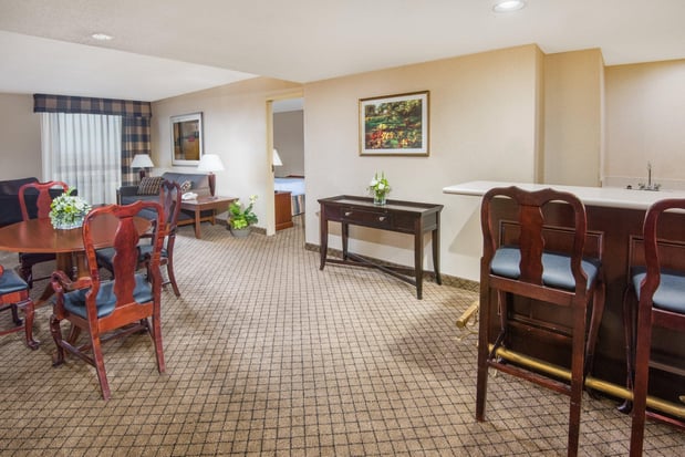 Images Holiday Inn & Suites Cincinnati-Eastgate (I-275E) by IHG