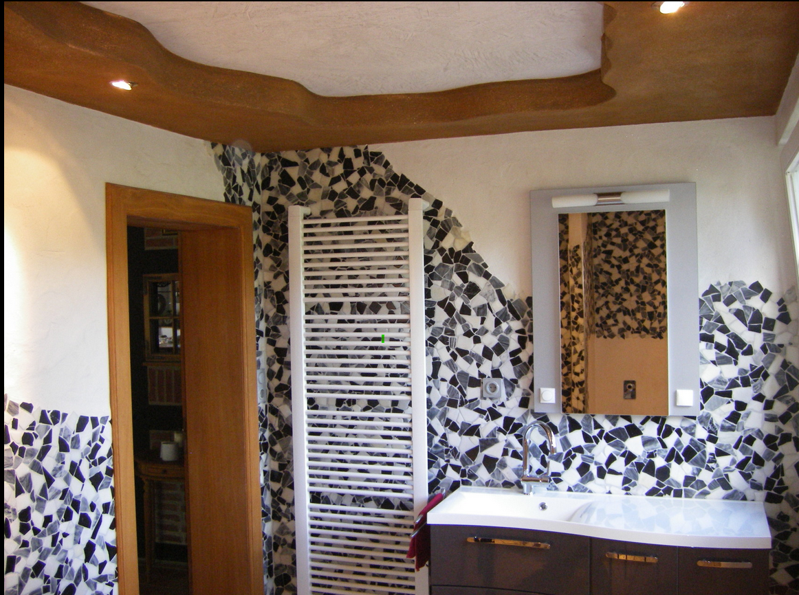 Deckenabhängung mit einem Gipskartonträger, Deckenflächen sind mit einen ökologischen Kalkputzsystem versehen. Wandflächen mit einem Mosaik Fliesen sowie mit einem ökologischen Kalkputzsystem. (Melle-Ellerbeck)