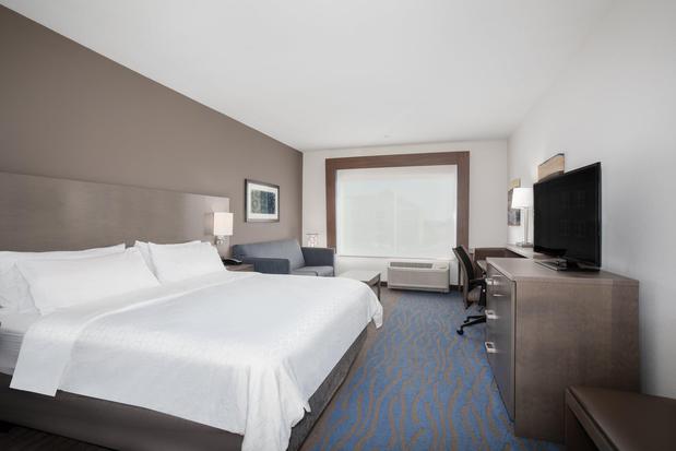 Images Holiday Inn Express & Suites Great Bend, an IHG Hotel